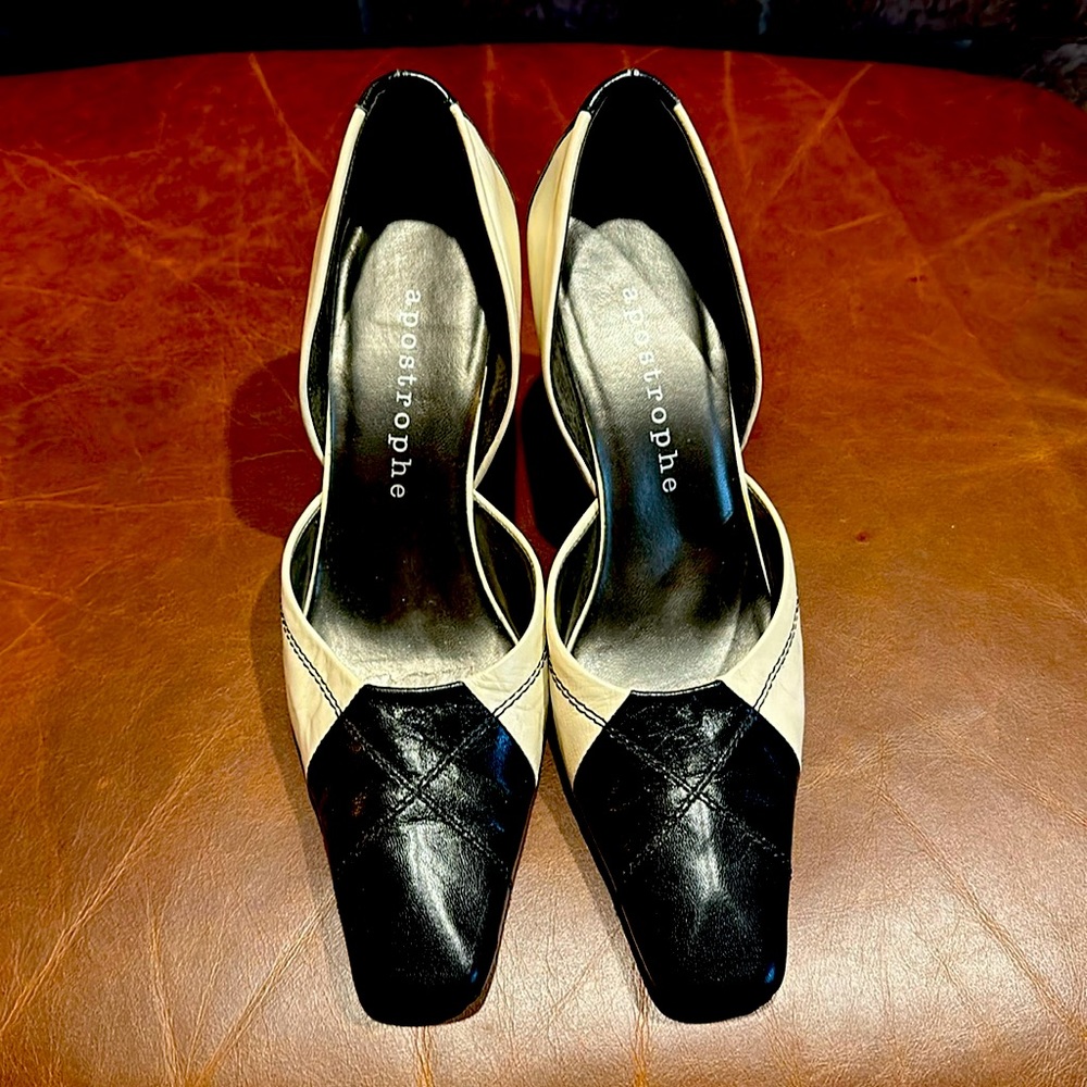 Apostrophe black and tan women’s pumps size 7M